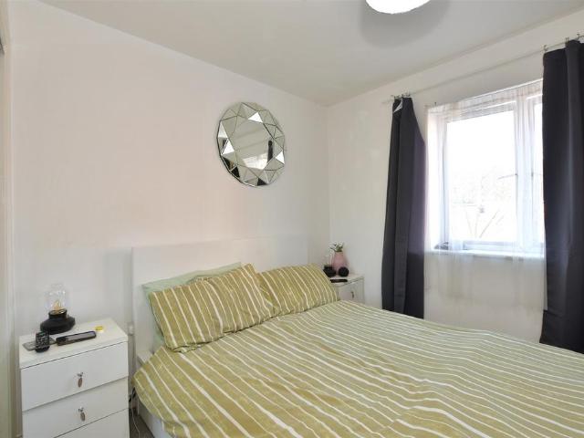 Flat for sale in Chadwell Heath, Little Heath
