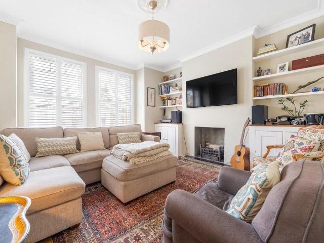 Flat for sale in Streatham Hill, Greater London