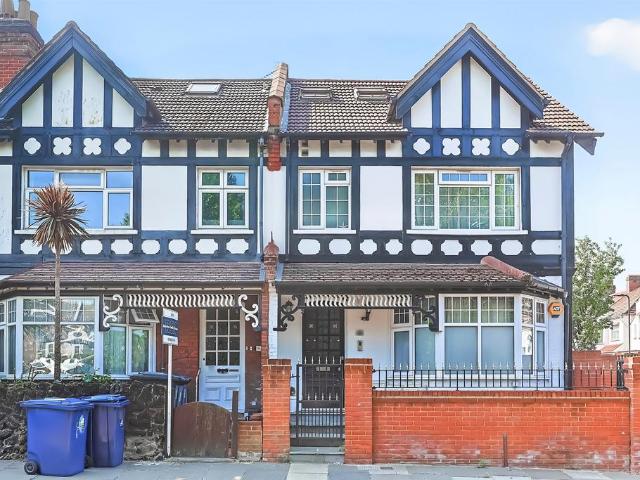 Flat for sale in London Borough of Ealing, Greater London