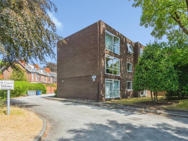 Flat for sale in Sale, Trafford