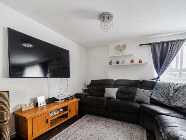 Flat for sale in London Borough of Hounslow, Feltham
