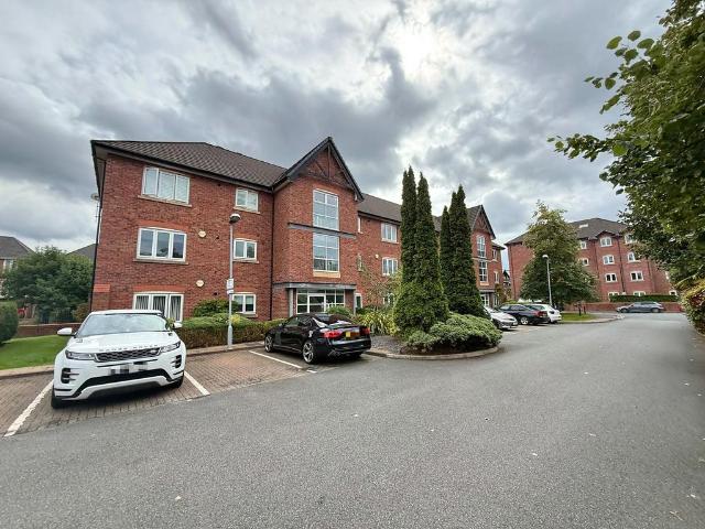 Flat for sale in Sale, Trafford