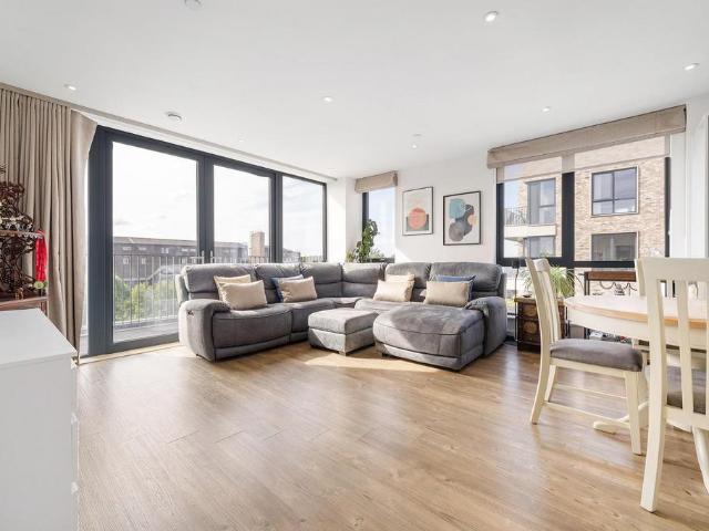 Flat for sale in London Borough of Lambeth, Greater London