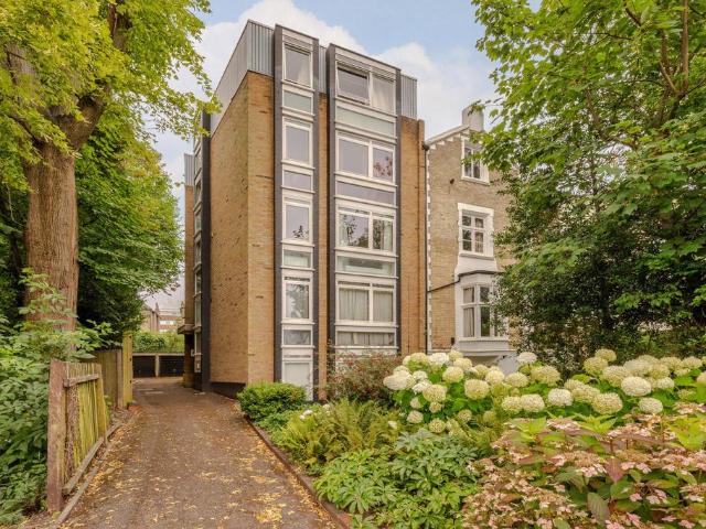 Flat for sale in Petersham, Greater London