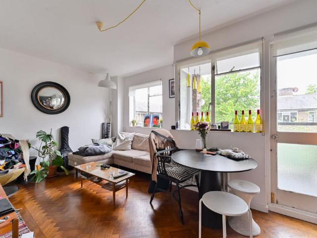 Flat for sale in Stockwell Park, Greater London