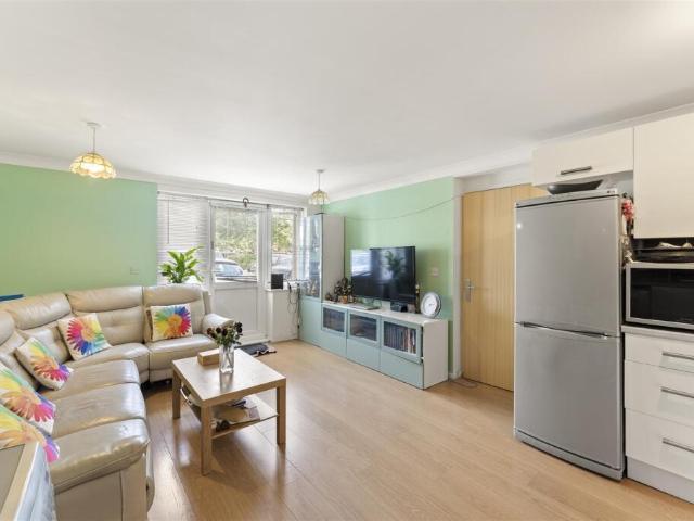 Flat for sale in London Borough of Hounslow, Heston