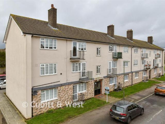 Flat for sale in Tattenham Corner, Red Hill