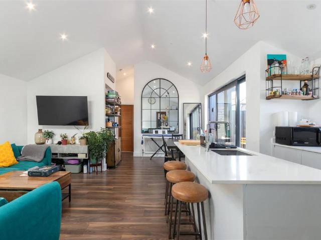 Flat for sale in London Borough of Merton, South Wimbledon