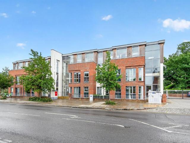 Flat for sale in London Borough of Merton, Merton Park
