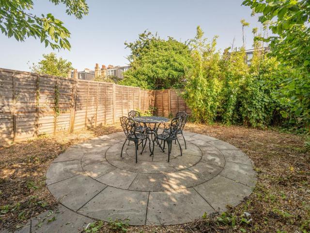Flat for sale in Streatham Hill, Greater London