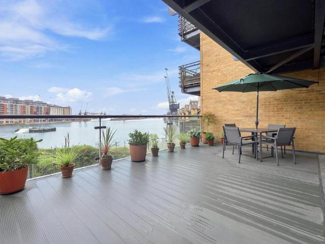 Flat for sale in Custom House, Greater London