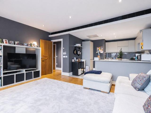 Flat for sale in Putney, Greater London
