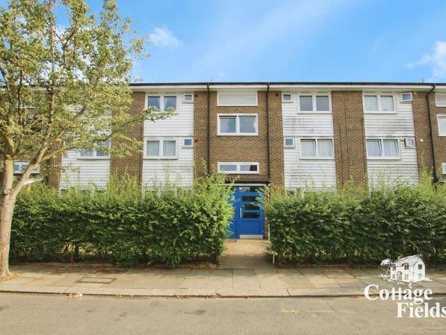 Flat for sale in Freezywater, Greater London