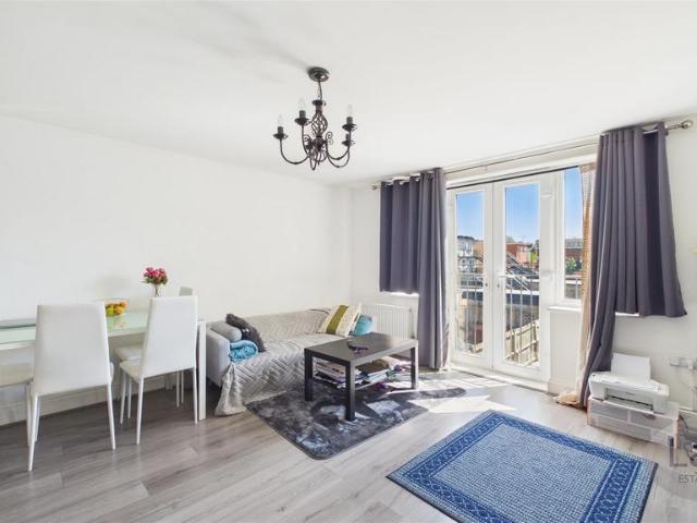Flat for sale in Broxbourne, Hertfordshire