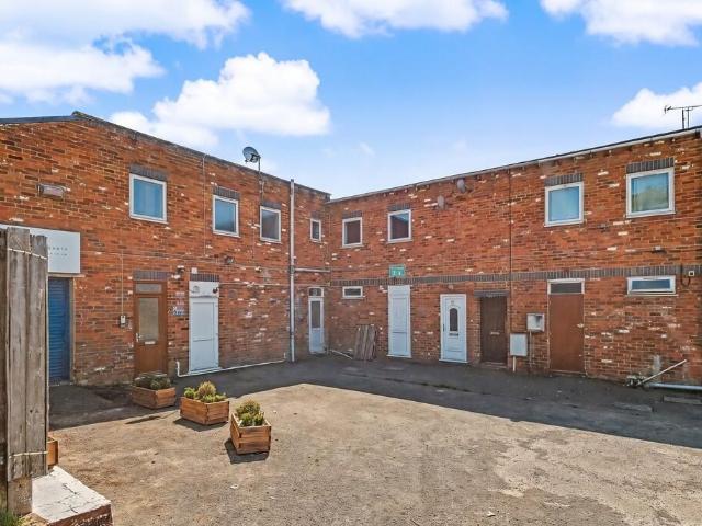 Flat for sale in Emmington, Berrick Salome