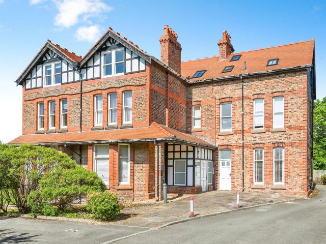 Flat for sale in Great Crosby, Sefton