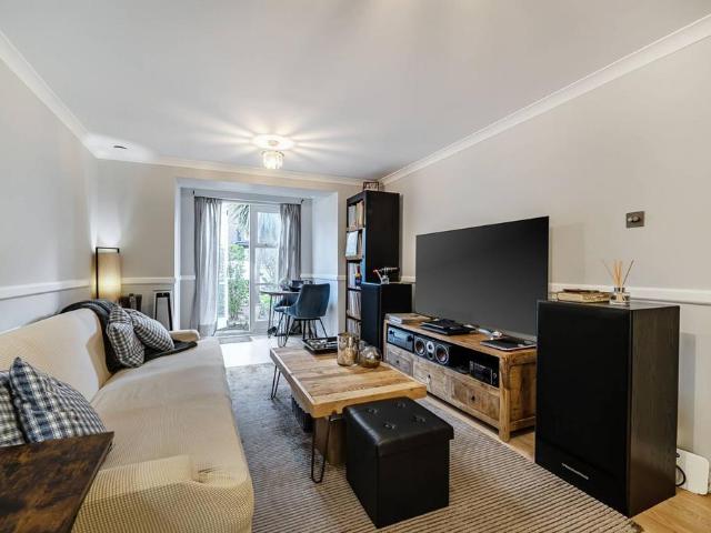 Flat for sale in West Kensington, Greater London