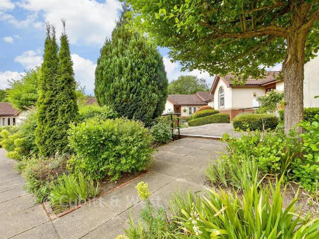 Flat for sale in Red Hill, Surrey