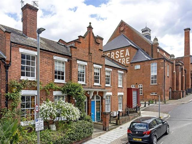 Flat for sale in Clapham Junction, Greater London