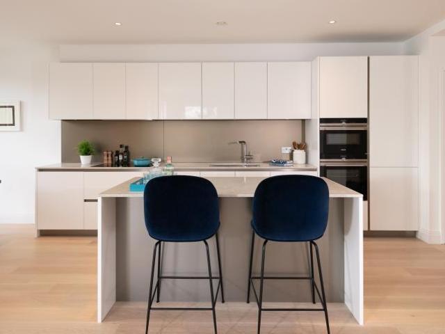 Flat for sale in Hampton Wick, Greater London