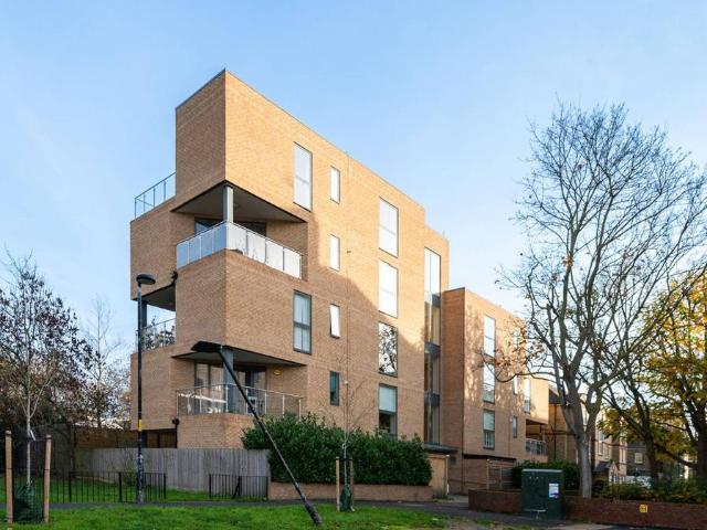 Flat for sale in Walworth, Greater London
