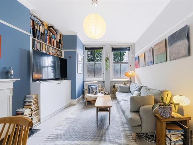 Flat for sale in Shepherd's Bush, Greater London