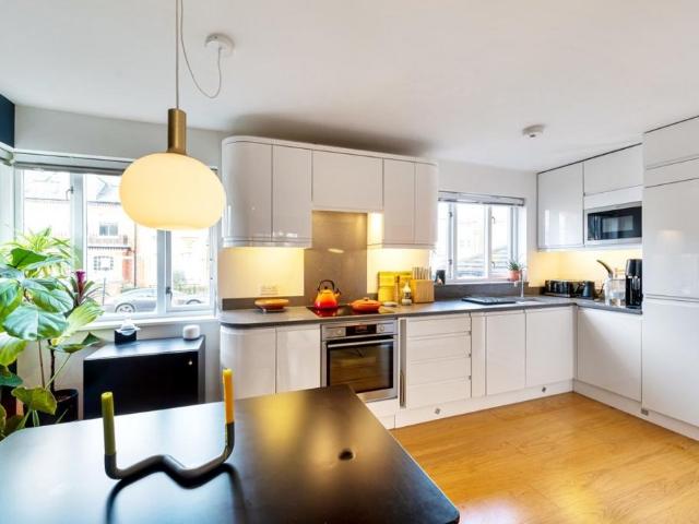 Flat for sale in Balham, Greater London