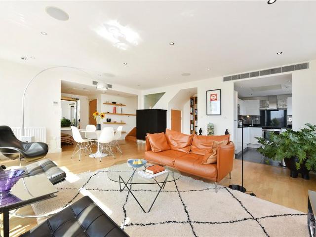 Flat for sale in Blackwall, Greater London