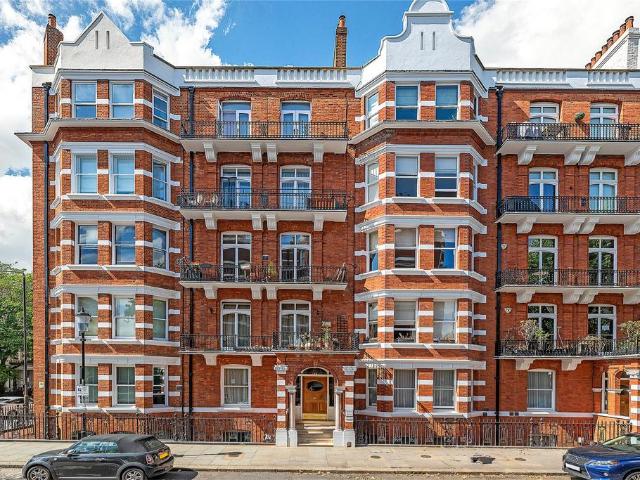 Flat for sale in Earl's Court, Greater London