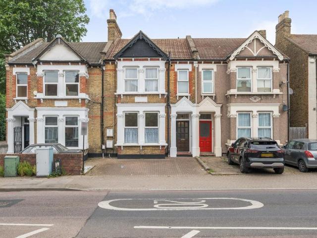 Flat for sale in London Borough of Lewisham, Greater London