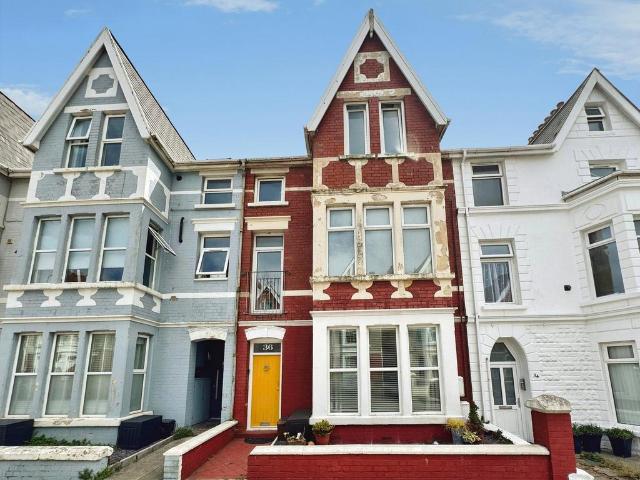 Flat for sale in Porthcawl, Nottage