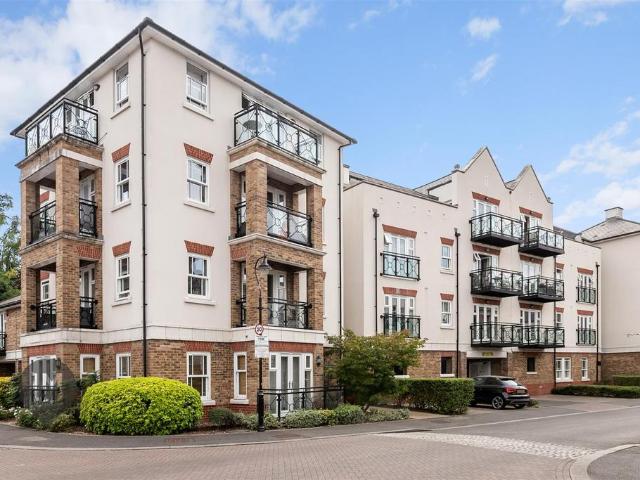 Flat for sale in Roehampton, Greater London