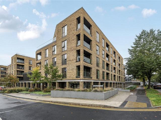 Flat for sale in Walton Court Gardens, Walton-on-Thames