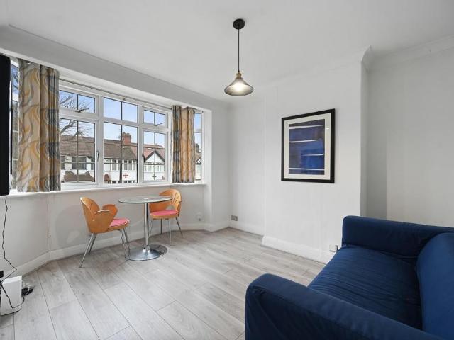 Flat for sale in London Borough of Ealing, Park Royal