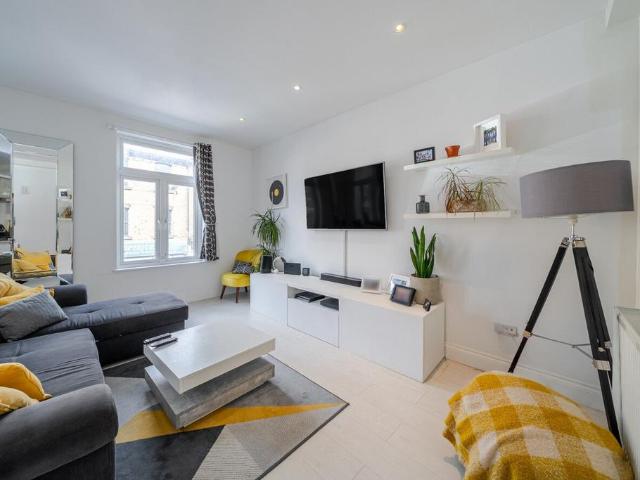 Flat for sale in Battersea, Greater London