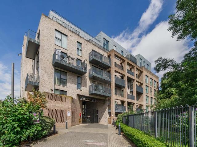 Flat for sale in London Borough of Ealing, Hanwell