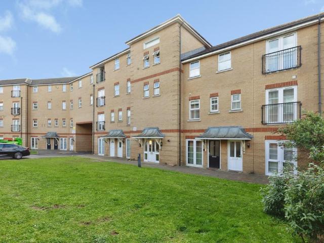 Flat for sale in Seven Kings, Greater London