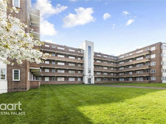 Flat for sale in Crystal Palace, Greater London