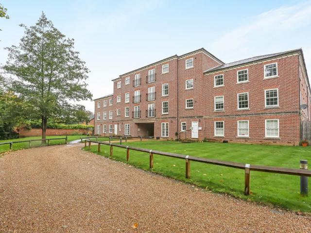 Flat for sale in Milford, Fole