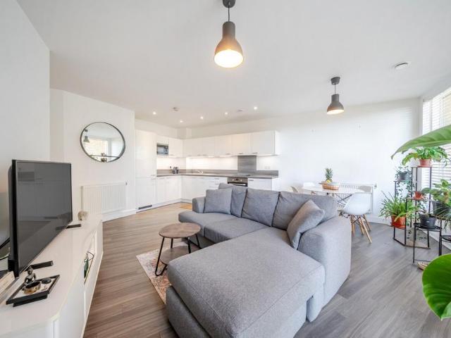 Flat for sale in London Borough of Lewisham, Ladywell