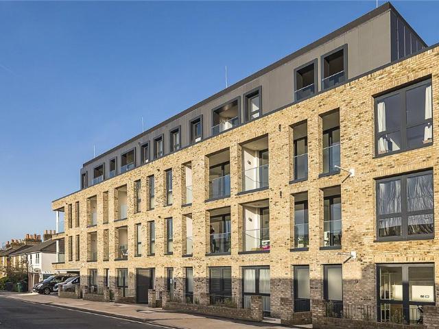 Flat for sale in Surbiton, Greater London