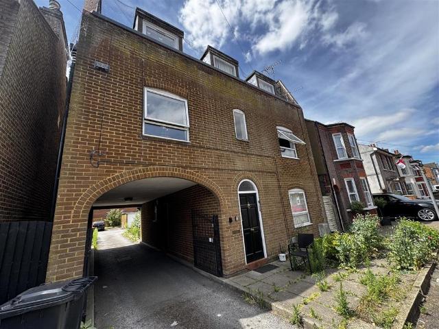 Flat for sale in Dunstable, Bedfordshire