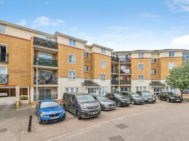 Flat for sale in Grays, Essex