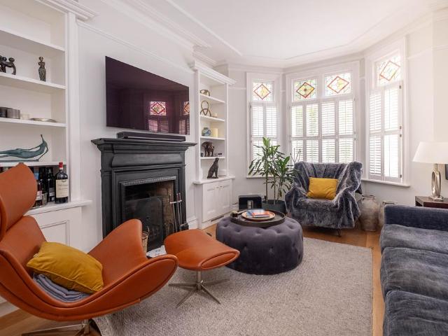Flat for sale in London Borough of Wandsworth, Greater London