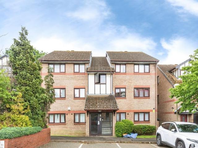 Flat for sale in Preston, Greater London