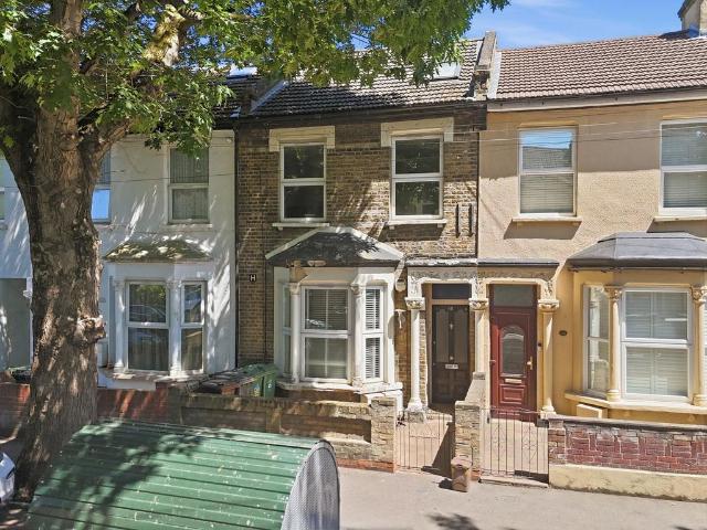 Flat for sale in Leyton, Greater London