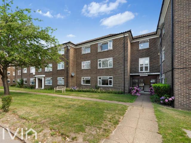 Flat for sale in London Borough of Croydon, Waddon