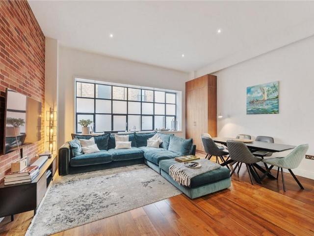 Flat for sale in The Hale, Cat Hill