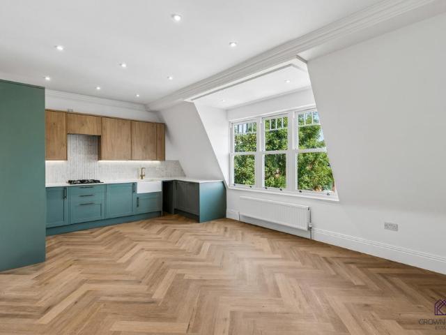 Flat for sale in Woodside Park, Greater London