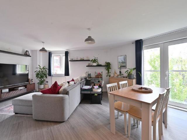 Flat for sale in Stockwell, Greater London